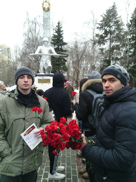 Файл:Возложение цветов к памятнику 23 февраля.jpg