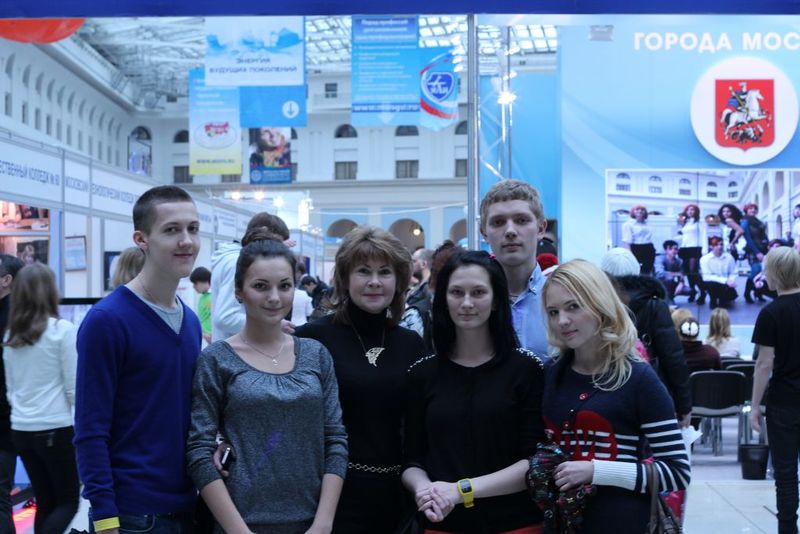 Файл:Рубцова М.А. с группой на выставке Образование и карьера.jpg