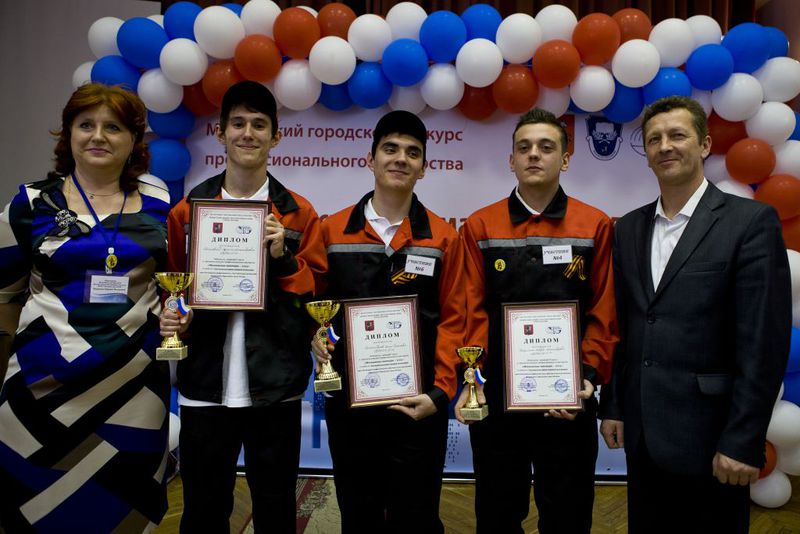 Файл:М.Ф.Новикова с победителями конкурса Московские мастера - 2015.jpg